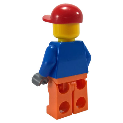 Trabajador de construcción con mono naranja y gorra roja 