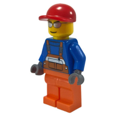 Trabajador de construcción con mono naranja y gorra roja 